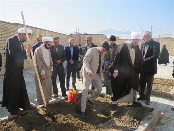 کاشت نهال در حوزه علمیه خواهران سنقروکلیایی