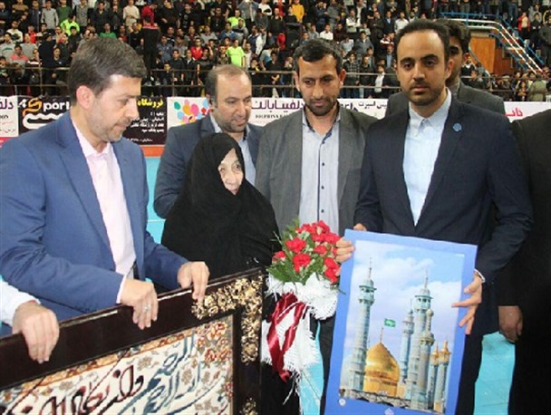 تقدیر از مادر شهید خرازی در ابتدای بازی و شکستن جام قهرمانی در پایان!