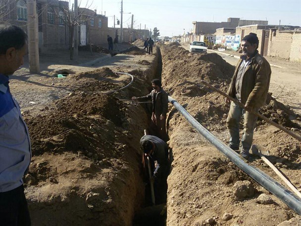 اجرای طرح تعویض شبکه آب شرب روستایی در خلیل‌آباد
