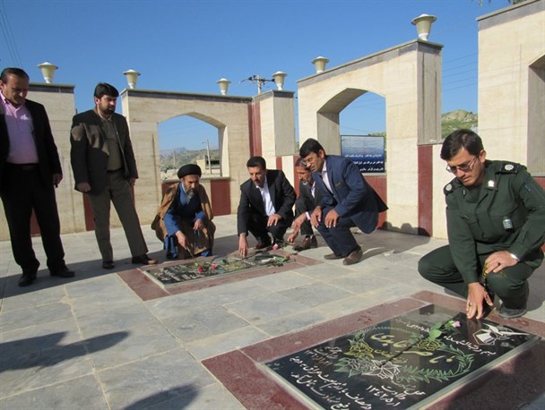 غبار روبی و عطرافشانی قبور مطهر شهدا روستای ایدنک + تصاویر