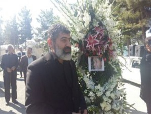 احمد عزیزی به "بی کلمگی" شعرِ بعد از جنگ پایان داد
