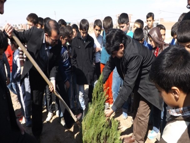 به یاد شهدای شهرستان ملکان ۲۱۲ نهال در مبارکشهر غرس شد