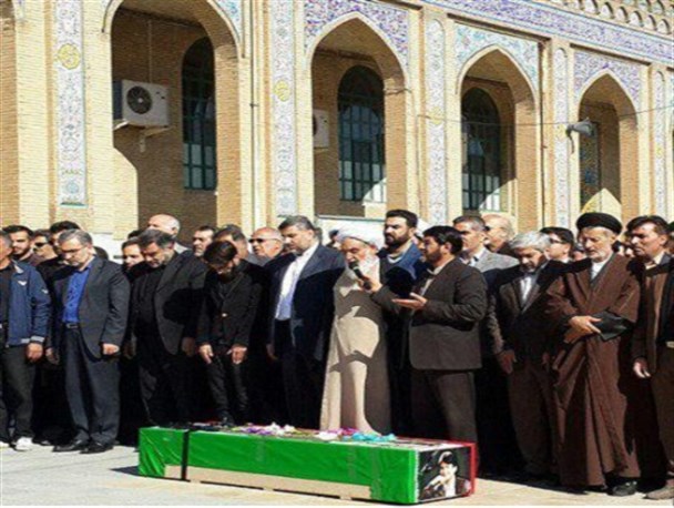 مراسم تشییع پیکر مرحوم احمد عزیزی برگزار شد/ اقامه نماز میت بر پیکر شاعر انقلابی/ خالق "کفش های مکاشفه" در خاک آرام گرفت