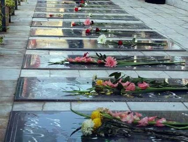 گلزار شهدای بروجرد عطر افشانی و غبار روبی شد