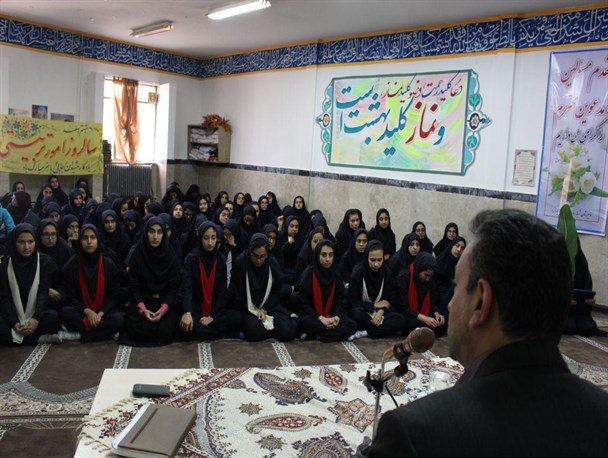 زن در جامعه غربی به انحطاط کشیده شده در حالی که در اسلام قداست دارد