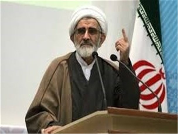 باید از جوانان پیرو رهبر انقلاب و اسلام حمایت کرد/جوانان مراقب افراد و اطراف خود باشند