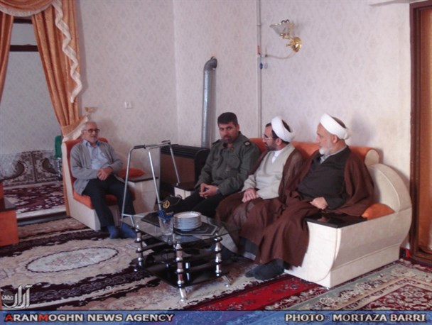 مسئولان پارس آباد به دیدار خانواده شهیدان محمدزاده رفتند/عکس