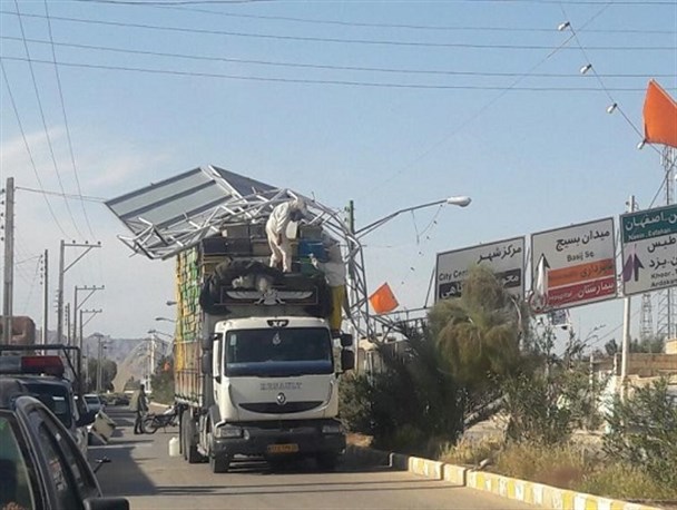 برخورد کامیون حمل زنبور با طاق نصرت در جندق/ تصاویر