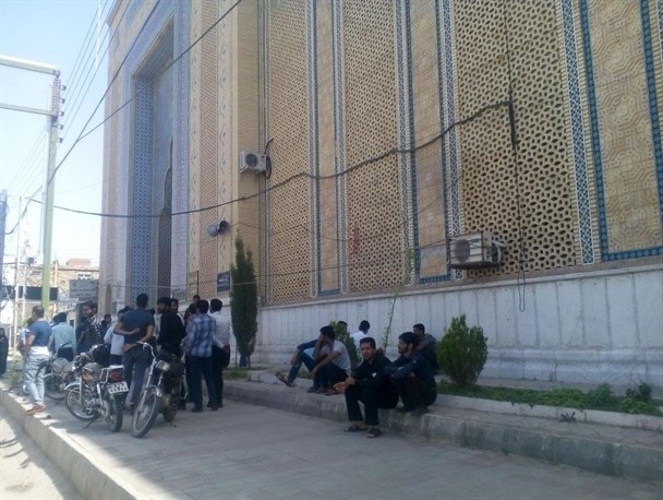 تجمع کارگران شرکت خودروسازی مدیران خودرو مقابل مسجد جامع بم