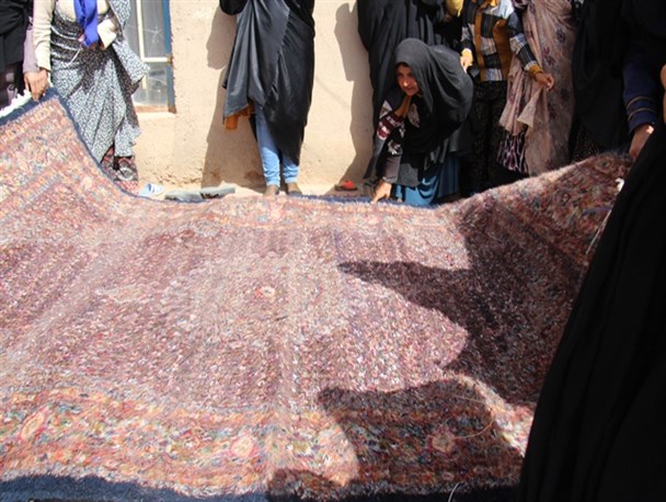 اهدای یک تخته فرش دستباف توسط بانوان روستای اسماعیل آباد قاین به عتبات عالیات + تصاویر