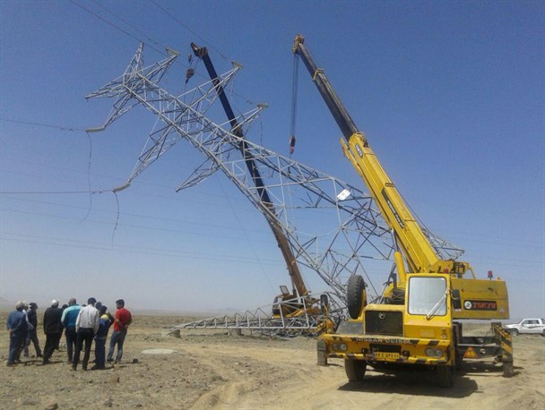 شکستن دکل خطوط انتقال برق، علت قطع 13 ساعته برق در راور+تصویر