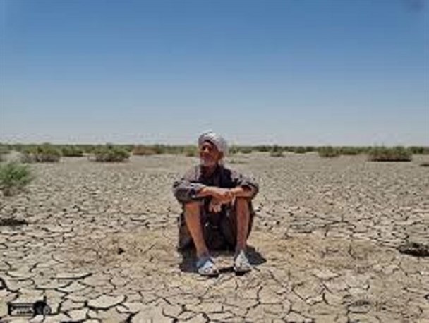 به گِل نشستن قایق های صیادی در بستر خشک هامون/ بسته شدن درهای روزی بر مردم سیستان با کشیدن دیوار مرزی