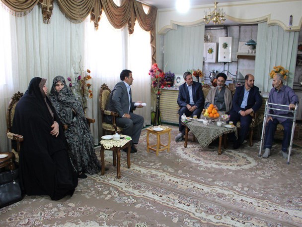 روایت تصویری از دیدار امام جمعه و فرماندار شهرستان فیروزکوه با خانواده شهدا