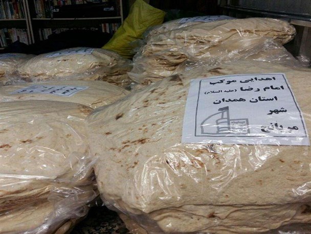 پخت نان توسط خادمین موکب امام رضا(ع) شهر مریانج