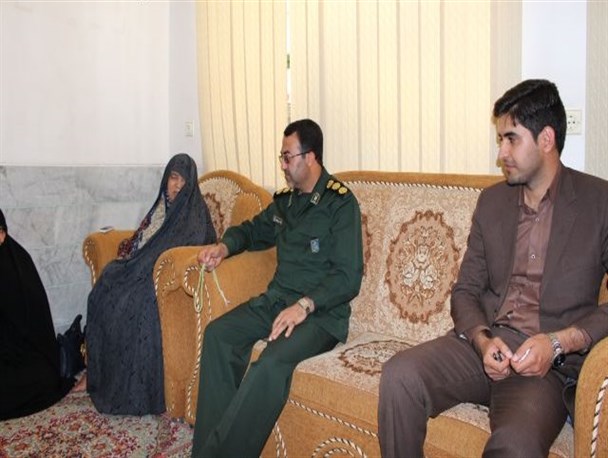 دیدار فرمانده سپاه و دانشجویان بسیجی عنبرآباد با خانواده شهید ناصر فرقانی+تصاویر