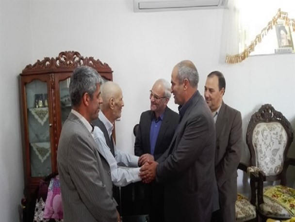 مدیر کل آموزش و پرورش استان با پدر معلم شهید ،علیرضاخسروی فر دیدار کرد