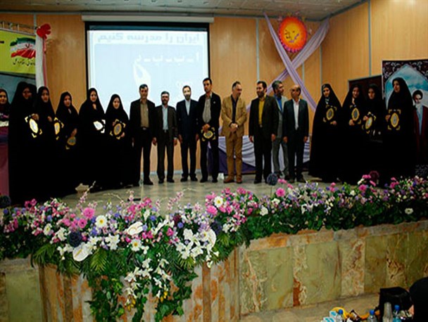 طاهره نظمی از خمام بعنوان آموزش دهنده برتر استان گیلان تجلیل شد
