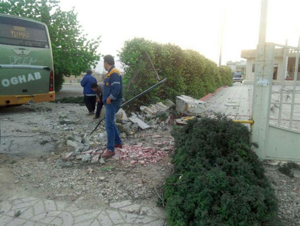 خواب آلودگی موجب برخورد اتوبوس با اداره برق کوار شد +تصاویر