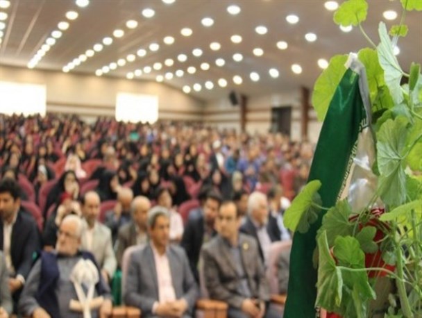 عذرخواهی مدیر آموزش و پرورش مهدی‌شهر از رخداد سیاسی اخیر در همایش مقام معلم