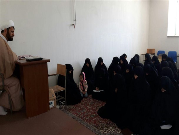 طلاب و مبلغین راهنمای مردم در انتخاب درست هستند