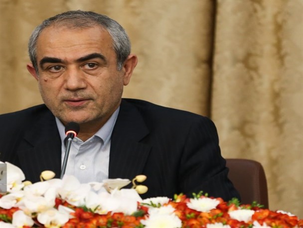 به تولیدکنندگان دلار ۴۲۰۰ تومانی می‌دهیم