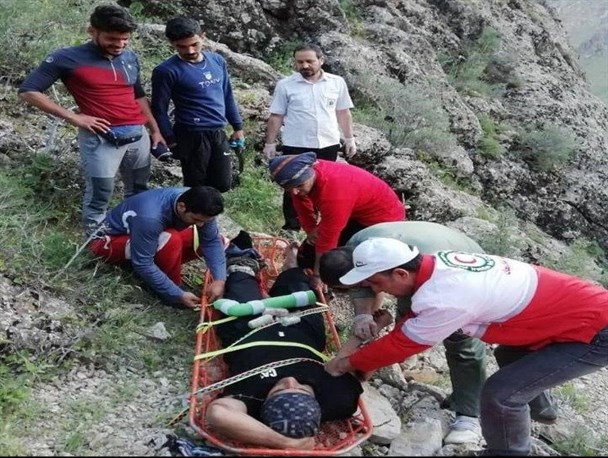 نجات کوهنورد آسیب‌دیده از ارتفاعات روستای ملوسان نهاوند+ تصاویر