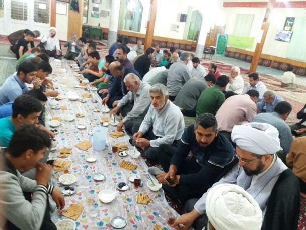 برپایی افطاری ساده در مصلی نماز جمعه اسالم / تصاویر