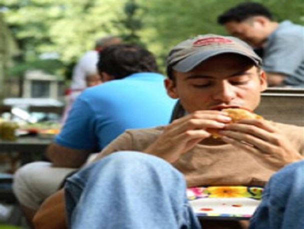 "روزه خواری" گناه کبیره ای که موجب بی حرمتی به عقاید و تضییع حقوق افراد جامعه است