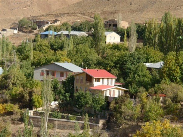 شایعه تبدیل روستای «شهراب» به شهر را تکذیب می‌کنم