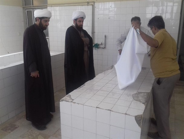 میت مسلمان همانند شخص زنده دارای احترام است