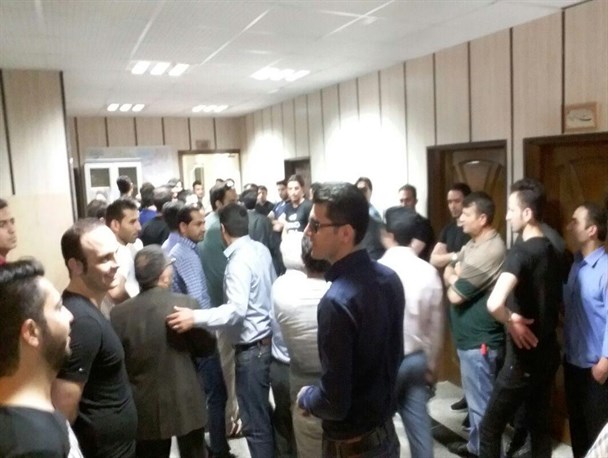 تجمع بازاریان بیله سواری مقابل گمرک، جهت رفع ممنوعیت ورود کالای همراه مسافر +عکس
