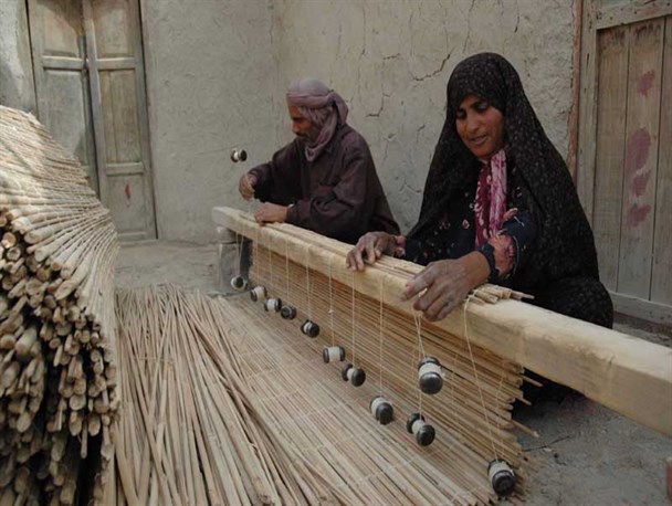 فعالیت ۳ هزار خلک باف در شهرستان هیرمند/ اهمیت احیای صنایع دستی در سیستان