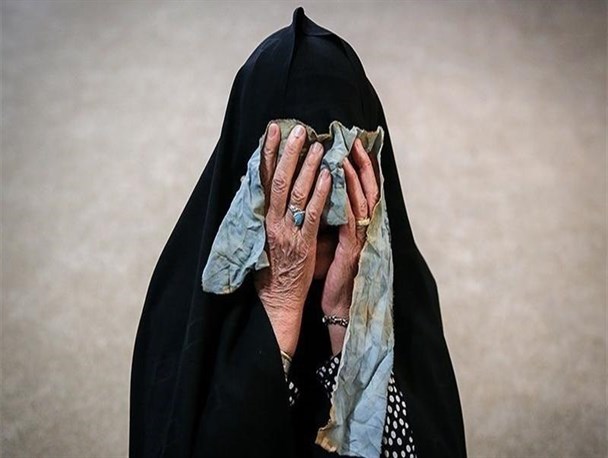 توصیه مادر شهید کریمی به رئیس بنیاد مستضعفان/ فکری به حال جوانان بیکار این شهرستان کنید+تصاویر