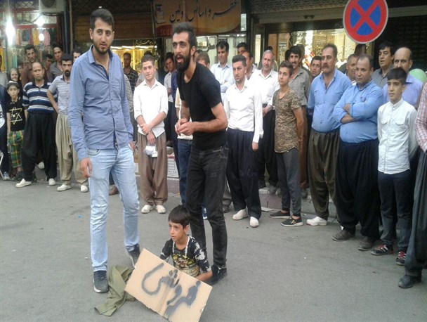 تئاتر خیابانی با نام "فروشنده" در بانه برگزار شد
