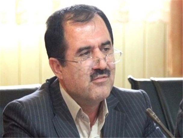 چه ساده به صندلی میچسبد!