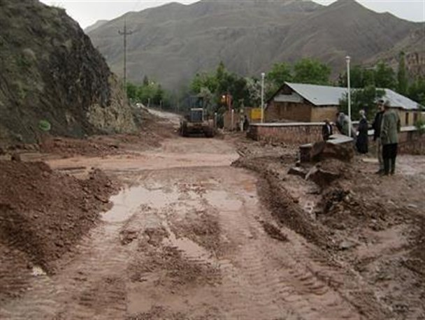 بازگشایی چهار راه روستایی پس از تلاش ۱۴ ساعته راهداران دماوند/ برآورد خسارت اولیه حداقل ۱/۵ میلیارد تومانی
