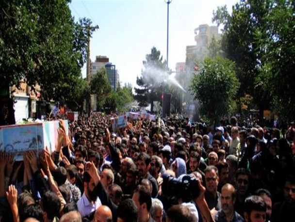 قیام تمام قد همدان به احترام شهدای گمنام/ شعار مرگ بر آمریکا در همدان طنین انداز شد