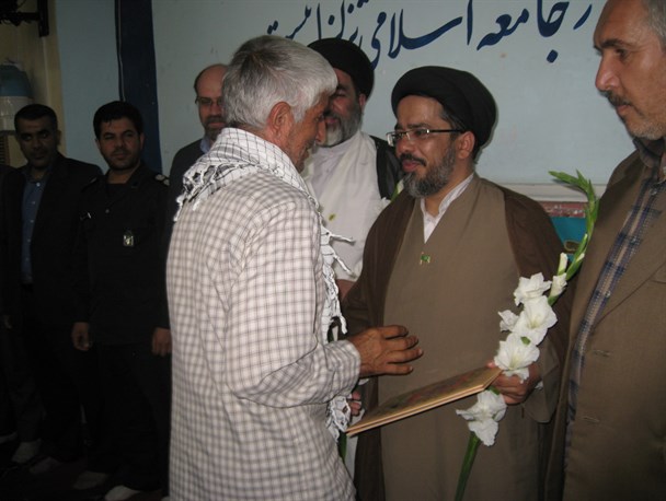 مراسم تجلیل از مدافعان حرم در شهرستان اسلام آبادغرب+ تصویر