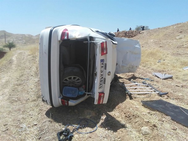 مصدوم شدن 3 سرنشین در سانحه واژگونی خودرو درجاده لالی به اندیکا+عکس