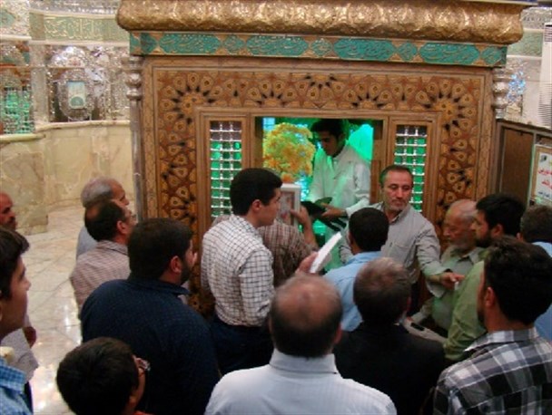 حرم مطهر امامزاده شاهرضا غبار روبی و عطرافشانی شد+تصویر