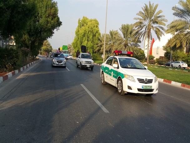 استقبال پر شور ساکنان و گردشگران از ورود درب حرمین عسکریین به جزیره کیش+ تصاویر