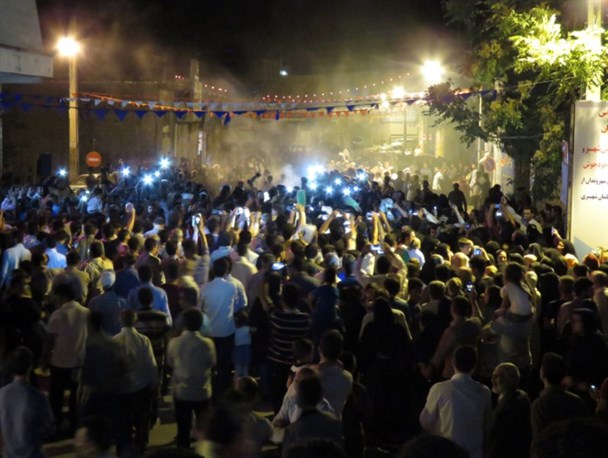 استقبال بی‌نظیر مردم پارس آباد از خادمان و پرچم حرم رضوی + تصاویر