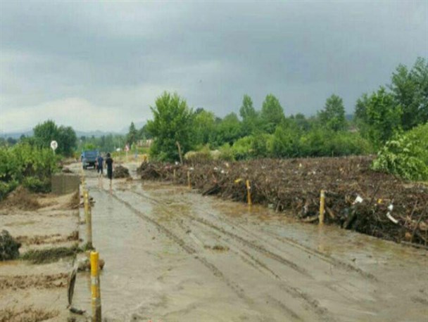 طغیان رودخانه های شفت بر اثر بارش شدید باران/ مسدود شدن راه ارتباطی یک روستا و تخریب برخی منازل مسکونی + تصاویر