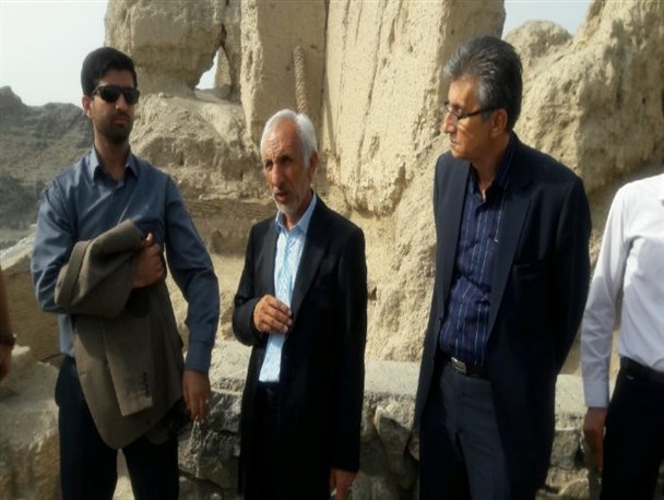 قلعه منوجان نماد فرهنگ غنی جنوب کرمان/راه اندازی کارگاه های قالی بافی ،شال بافی و خیاطی اقتصاد مقاومتی منوجان را شهره کرد