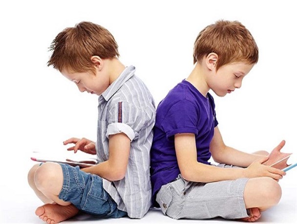 خیلی دور، خیلی نزدیک/ سکوت اعضای خانواده غرق در هیاهوی شبکه‌های اجتماعی