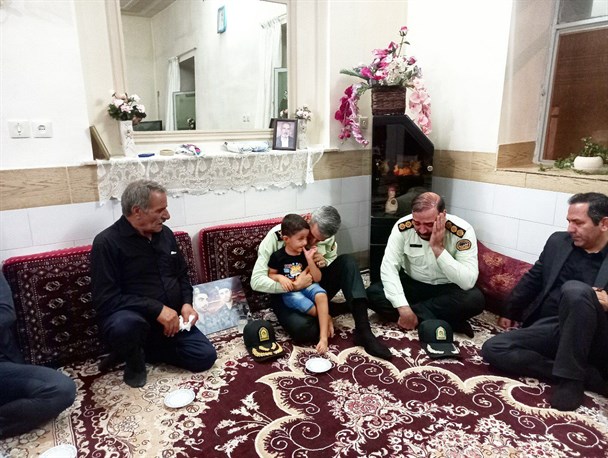 دیدار فرمانده نیروی انتظامی استان با خانواده شهدای راه امنیت دلیجان