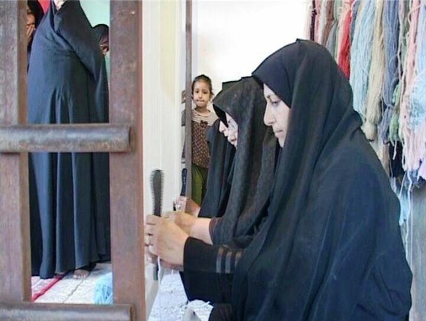 بانوان یزدی که با بافت فرش اقتصاد مقاومتی را معنا می کنند