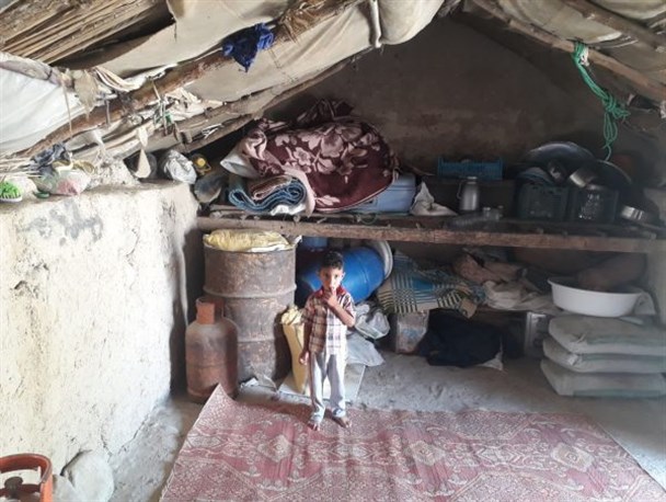 زندگی محقر و اسفبار کودک ۵ ساله مارمی در کپر/ نگاه امیر محمد به راه خیرین