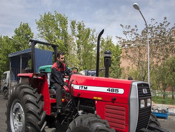 دست های پینه بسته ای که « شیفت ایثار» را تمام قد معنا کردند / کارگران در سنگر تولید مقتدرانه برای دفاع از جنگ اقتصادی ایستاده اند + تصاویر