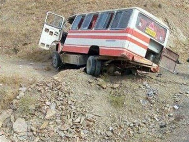واژگونی مینی‌بوس در میبد ۶ کارگر را راهی بیمارستان کرد